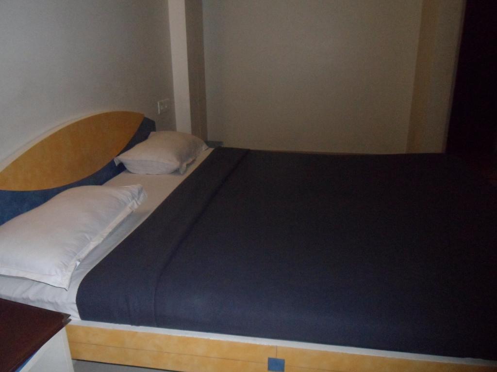Hotel Dudawat Ahmadabad Pokój zdjęcie