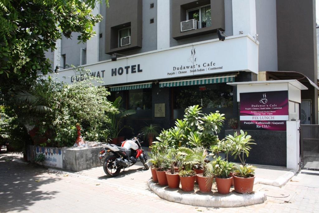 Hotel Dudawat Ahmadabad Zewnętrze zdjęcie