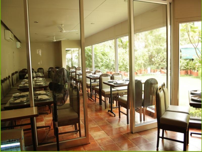 Hotel Dudawat Ahmadabad Zewnętrze zdjęcie