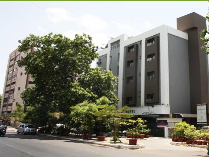 Hotel Dudawat Ahmadabad Zewnętrze zdjęcie