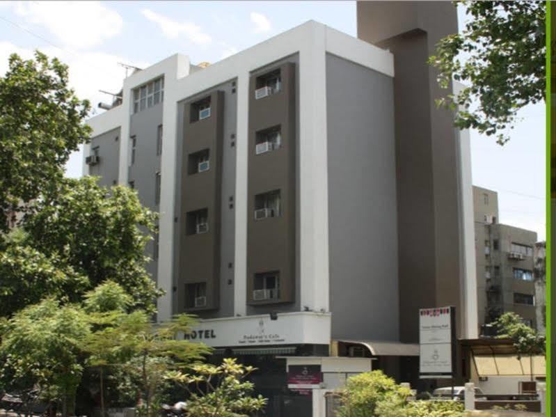 Hotel Dudawat Ahmadabad Zewnętrze zdjęcie