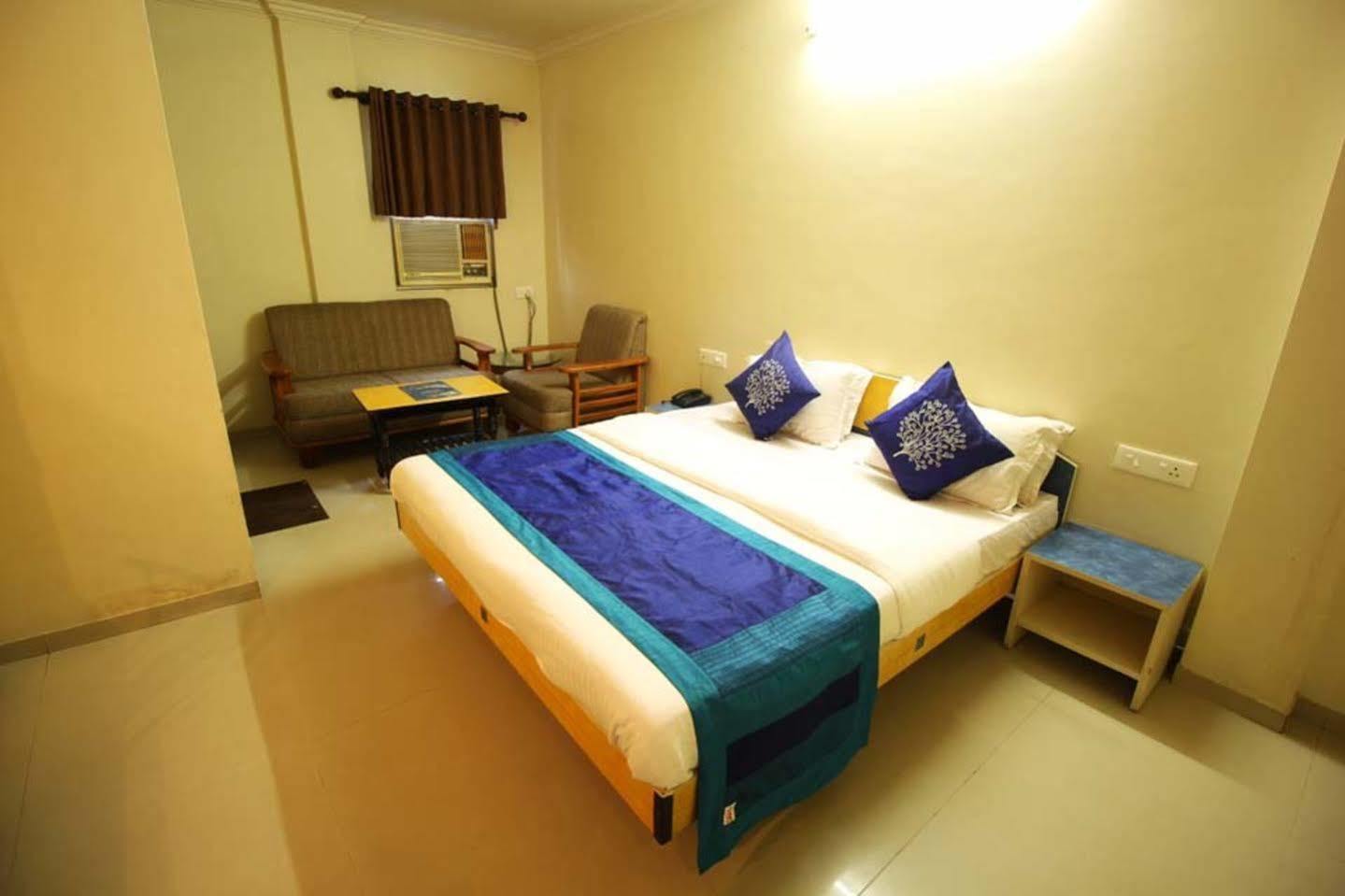 Hotel Dudawat Ahmadabad Zewnętrze zdjęcie